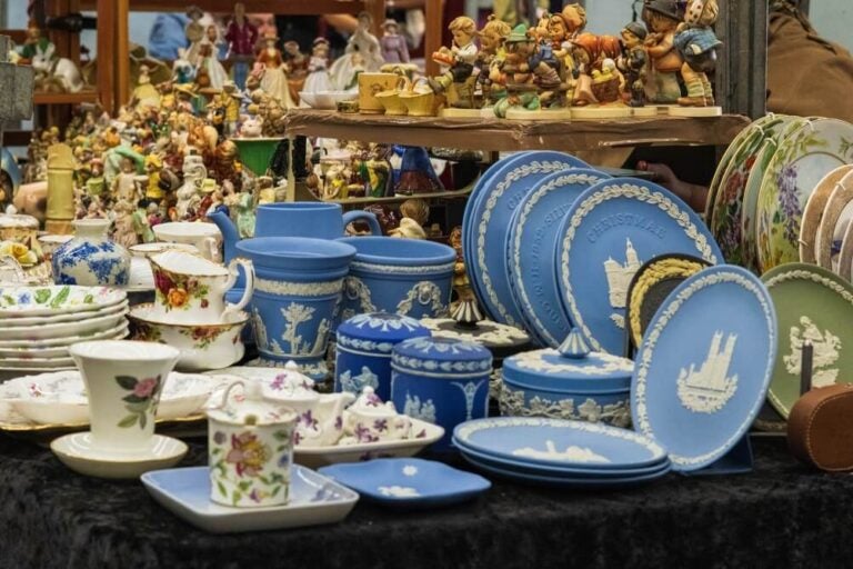 Puedes comprar elegantes juegos de té y vajillas en tiendas emblemáticas de Londres como Fortnum & Mason, Twinings y grandes almacenes históricos.