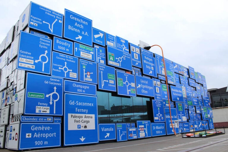 El Museo Suizo del Transporte (Verkehrshaus der Schweiz), es un enorme complejo interactivo y de entretenimiento diseñado tanto para adultos como para niños, enfocado en el pasado, presente y futuro de la movilidad por tierra, aire, agua y espacio.