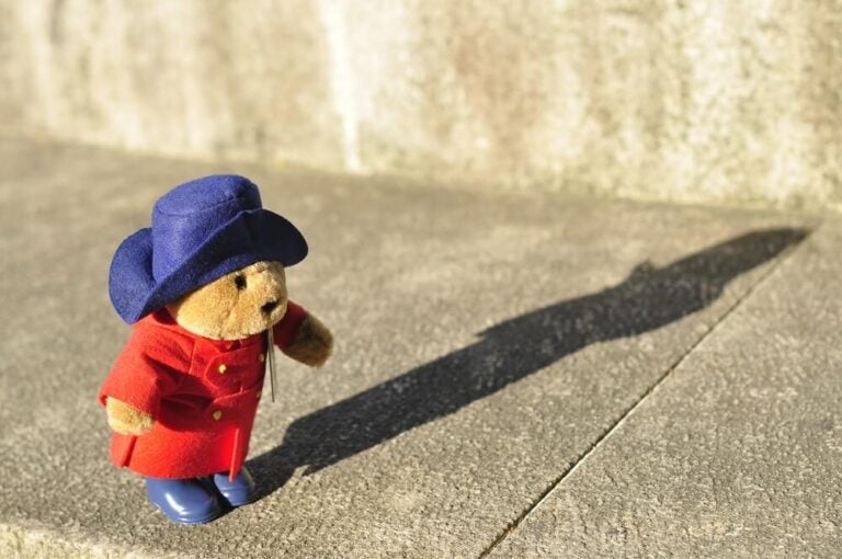 El oso Paddington, llegado a Londres desde “el más oscuro Perú”, es uno de los personajes más entrañables de la literatura infantil británica.