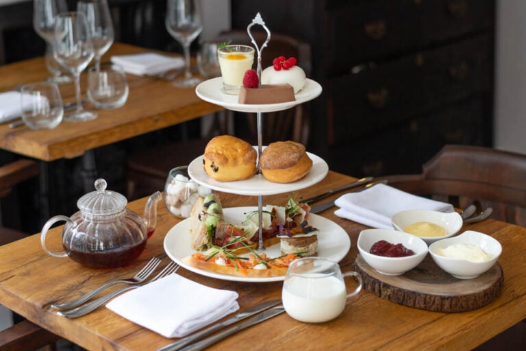 El “afternoon tea”, o té de la tarde, es una de las experiencias gastronómicas más características de Londres.