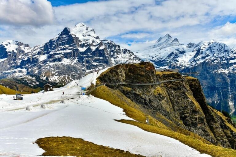 Grindelwald-First es una espectacular cresta alpina a 2.168 metros de altitud conocida como "La cima de la aventura" en la región de Jungfrau.