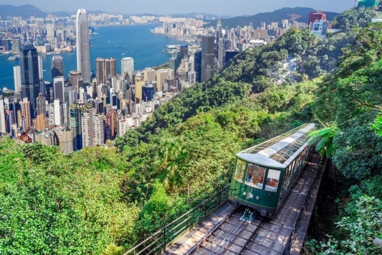 El Peak Tram es un funicular que asciende por la ladera desde 1888 y la inclinación es suficiente para que los edificios parezcan inclinarse al mirar por la ventana.