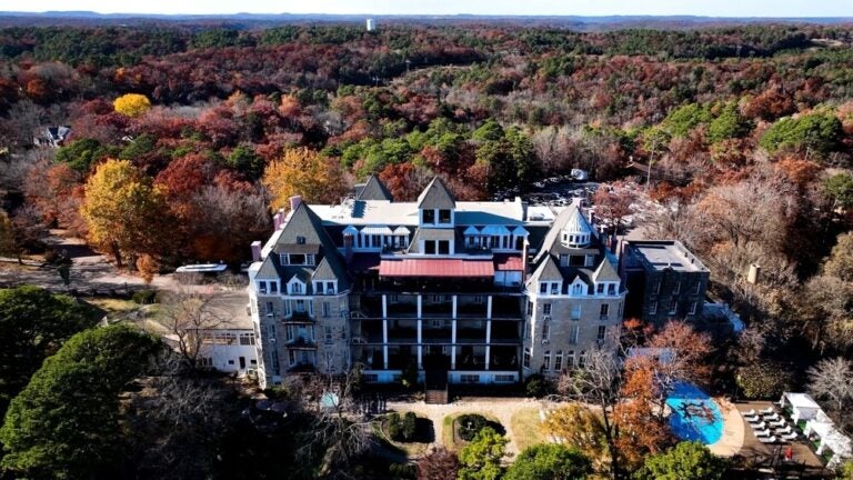 El Crescent Hotel es considerado el hotel más embrujado de Estados Unidos, lo que convierte a Halloween en su época de mayor actividad y celebración.