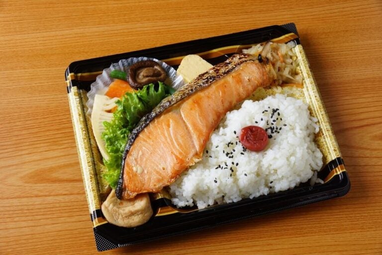 El bentō es mucho más que una simple lonchera en Japón; representa una tradición culinaria y estética milenaria.