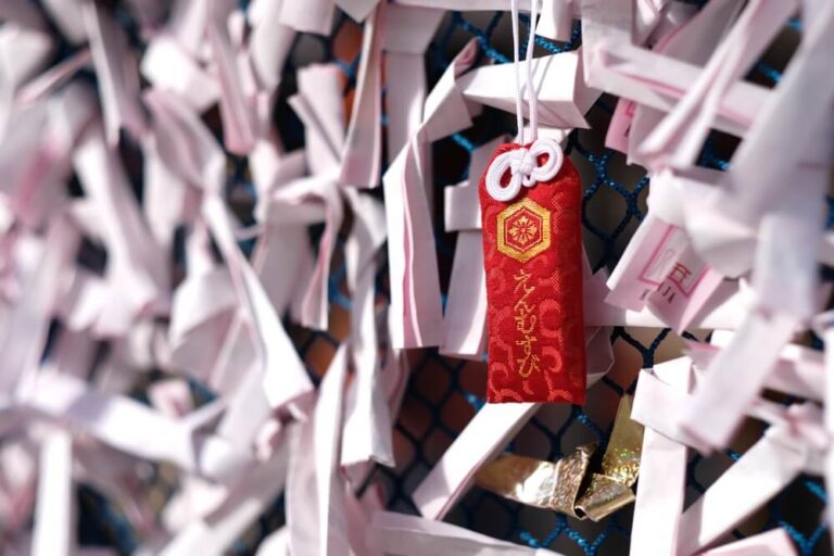El omamori se vende en templos budistas y santuarios sintoístas para atraer la buena suerte y brindar protección.