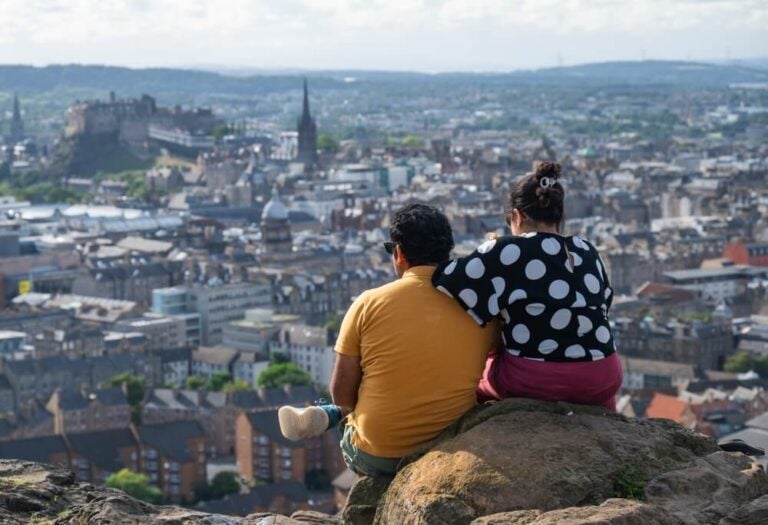 Vista desde un sector de la colina Arthur's Seat hacia la ciudad.
