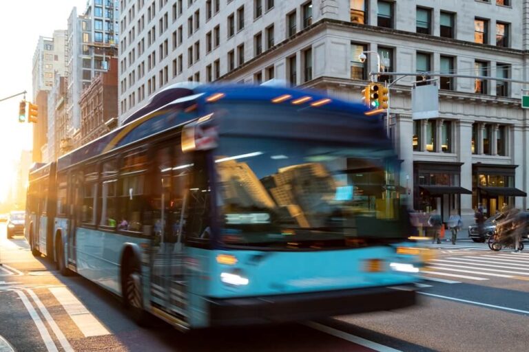 Viajar en autobús por Nueva York es una forma práctica de desplazarse por la ciudad.