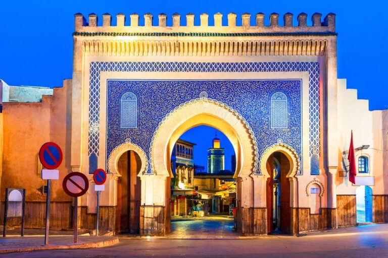 Bab Bou Jeloud (conocida como la Puerta Azul) es la emblemática puerta de entrada a la antigua ciudad amurallada o medina de Fez el-Bali en Fez, Marruecos.