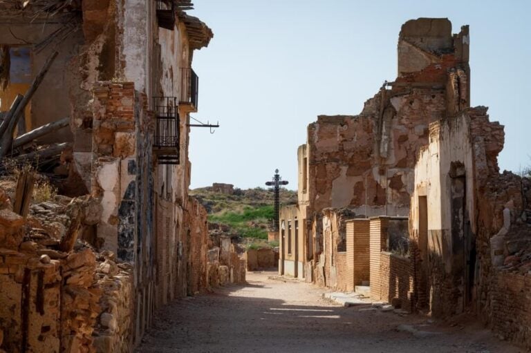 Visitar el Pueblo Viejo de Belchite en Halloween ofrece una experiencia nocturna única entre ruinas históricas cargadas de leyendas y misterio