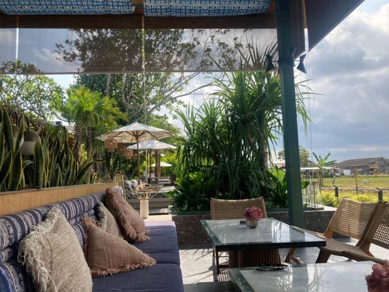 Seminyak es conocido por sus cafeterías con propuestas visuales y conceptuales únicas que van mucho más allá de servir un buen café.