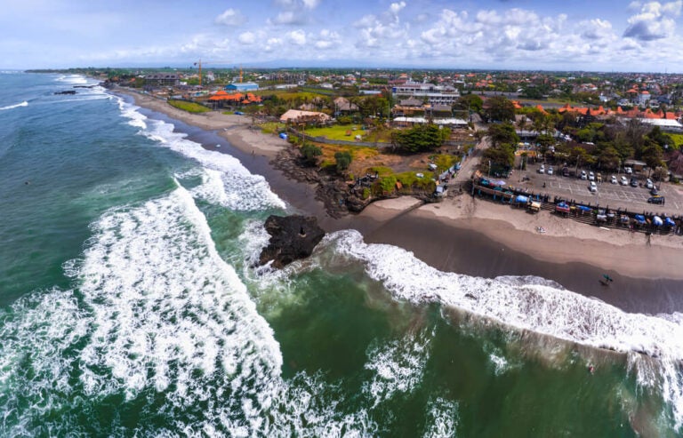 Las playas de Canggu son famosas por sus fuertes olas, ideales para practicar surf, y por sus espectaculares puestas de sol.