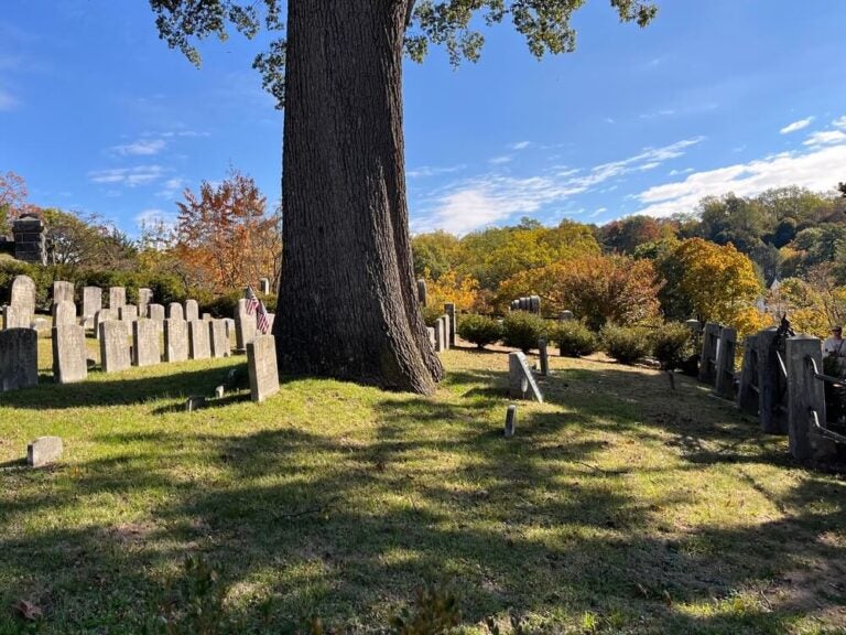 El cementerio de Sleepy Hollow es el famoso e histórico lugar de descanso del escritor Washington Irving.