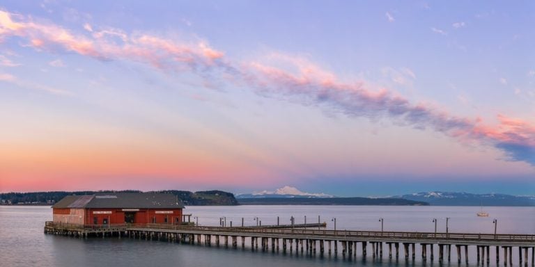 El paseo marítimo de Coupeville, en la isla de Whidbey, la ciudad natal de las hermanas Owens en *Practical Magic*