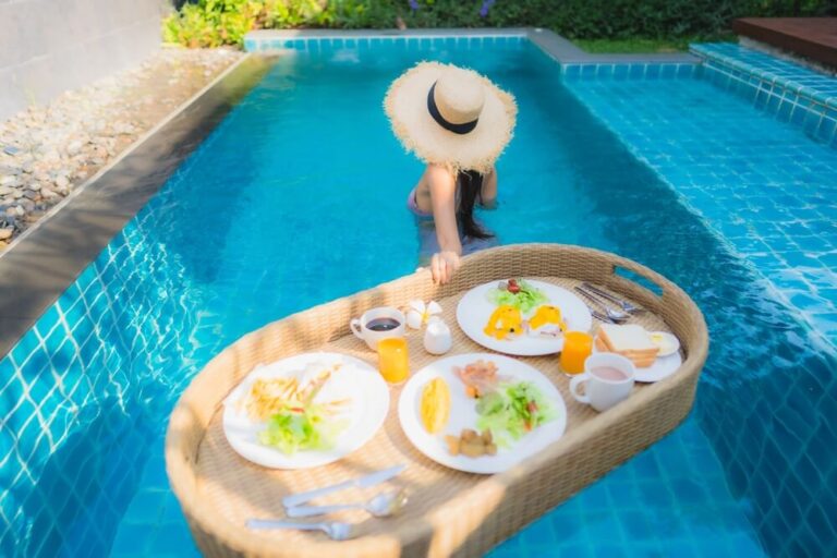 Los desayunos flotantes en villas privadas de Bali se han convertido en la experiencia icónica para parejas y viajeros.