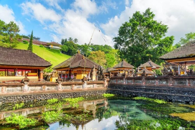 El Templo Tirta Empul (Pura Tirta Empul) es uno de los templos hinduistas más sagrados y fascinantes de Bali, Indonesia.
