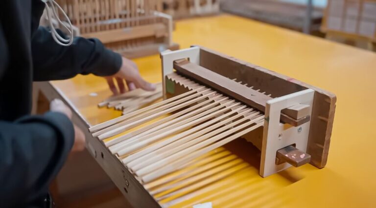 Los palillos fabricados en Japón se caracterizan por ser más cortos, finos y terminar en una punta más afilada que los de otros países asiáticos.