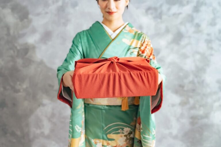 El furoshiki es una tela cuadrangular tradicional de Japón que se utiliza para envolver, transportar y proteger todo tipo de objetos.