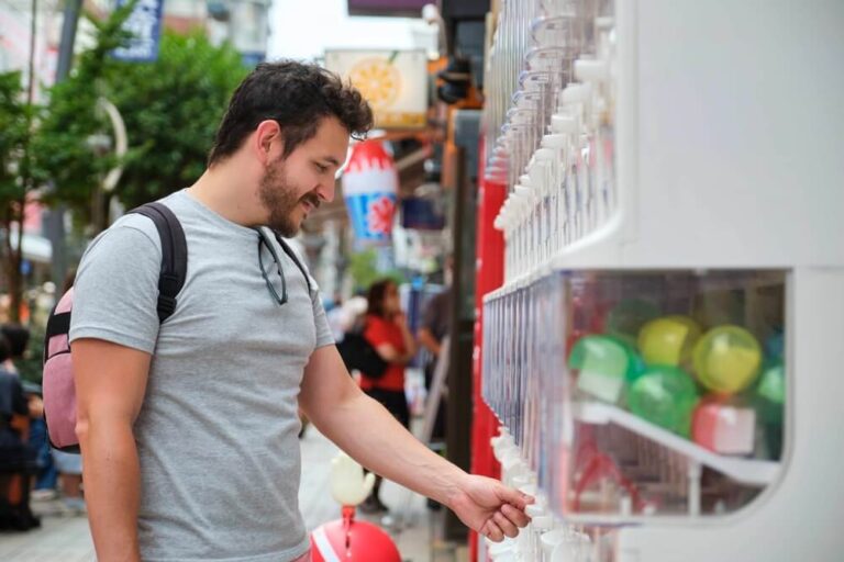 Un gachapon (o gashapon) es una máquina expendedora japonesa de juguetes en cápsulas sorpresa.