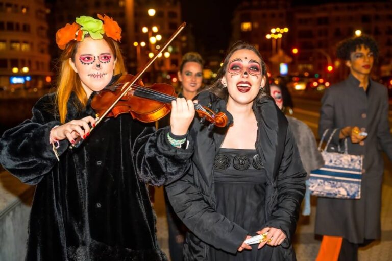 Para celebrar Halloween en Barcelona, hay rutas nocturnas de misterio, leyendas y "tours de fantasmas" que recorren los rincones más oscuros del casco antiguo.
