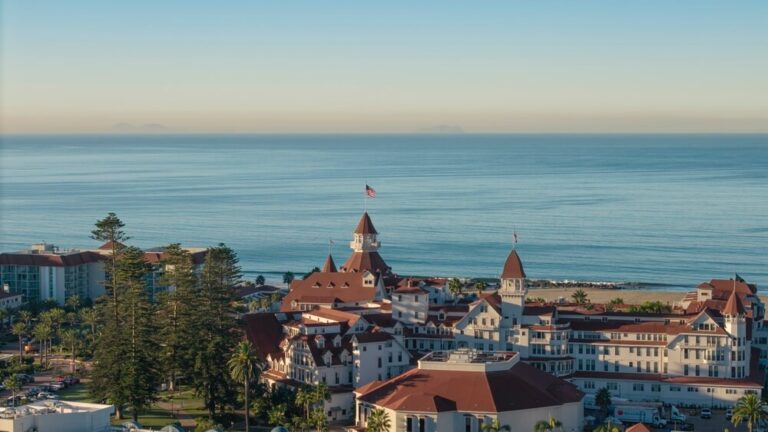 El Hotel del Coronado celebra Halloween con actividades temáticas enfocadas en su famosa historia de fantasmas, la leyenda de Kate Morgan.