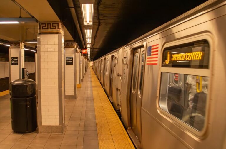Para desplazarte en Nueva York, puedes usar el metro u otros medios de transporte público de la ciudad.