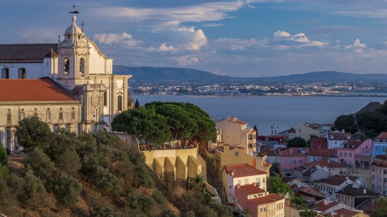 El Miradouro da Senhora do Monte es el mirador más alto y uno de los puntos panorámicos más famosos de Lisboa