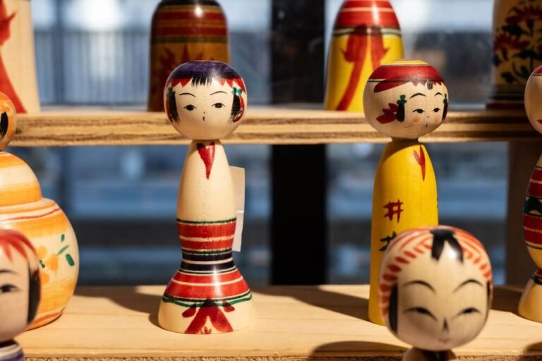 Las muñecas Kokeshi son tradicionales muñecas japonesas de madera, caracterizadas por un cuerpo cilíndrico sin extremidades y una cabeza redonda, que simbolizan la buena suerte, la salud y la protección familiar