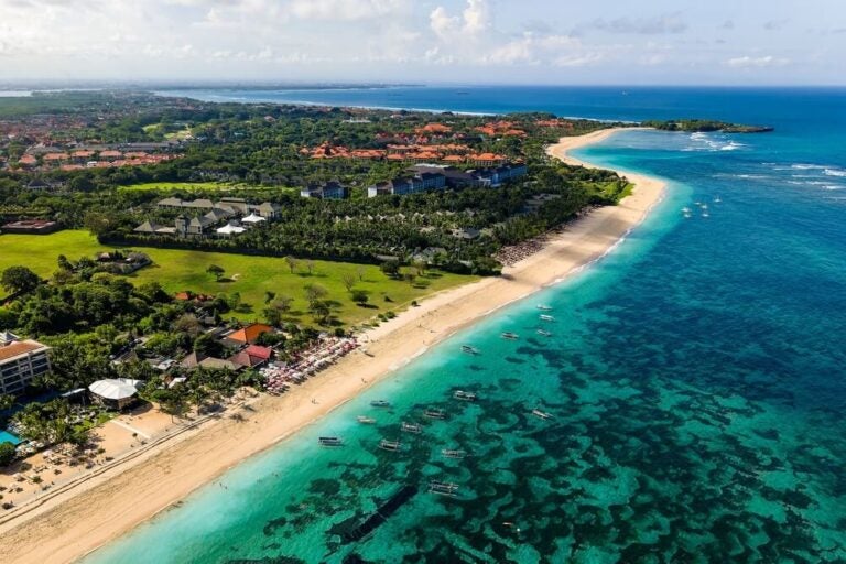 Nusa Dua es famosa por sus aguas tranquilas, su arena blanca y sus complejos hoteleros muy bien cuidados.