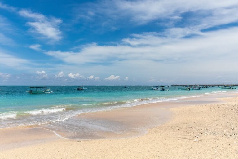 La costa de Kuta es conocida en todo el mundo por su animado ambiente y sus olas perfectas para los surfistas principiantes.