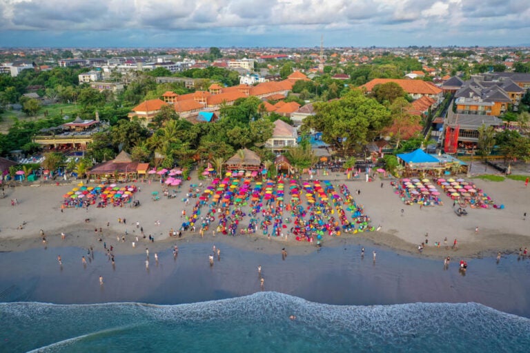 Las principales playas de la región de Seminyak forman una larga franja continua de arena oscura y mar agitado, famosas por sus sofisticados clubes de playa y sus espectaculares puestas de sol.