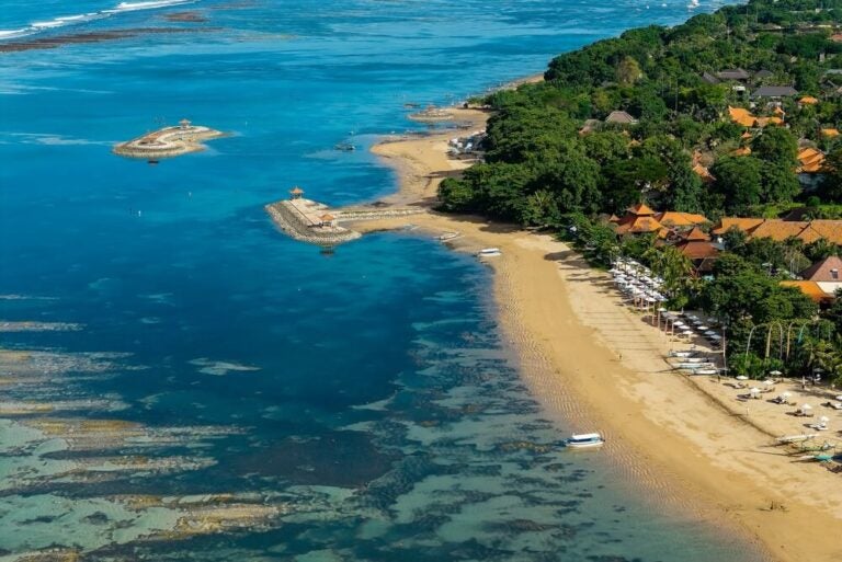 A diferencia de Kuta y Seminyak, Sanur destaca por sus aguas poco profundas, sin olas fuertes y protegidas por un arrecife de coral.