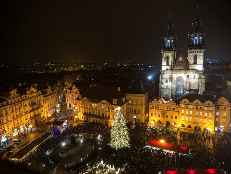 El mercado navideño de la Plaza de la Ciudad Vieja es el más grande y famoso de la ciudad.