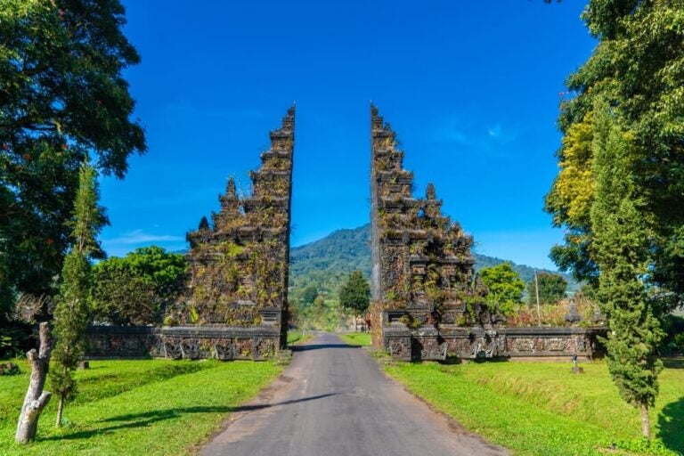 La Puerta de Handara está rodeada de frondosos bosques y montañas imponentes que ofrecen un fondo muy pintoresco para las fotografías.
