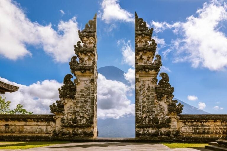 Las Puertas del Cielo son una famosa entrada tradicional hindú que enmarca el majestuoso volcán Agung.