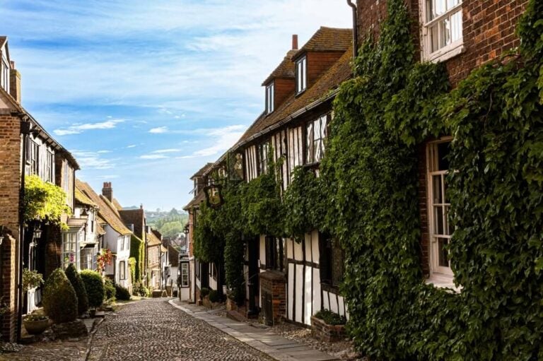 Rye es uno de los pueblos ideales para Halloween gracias a sus calles, su arquitectura Tudor, sus edificios del siglo XV y su reputación como uno de los lugares más embrujados del país.