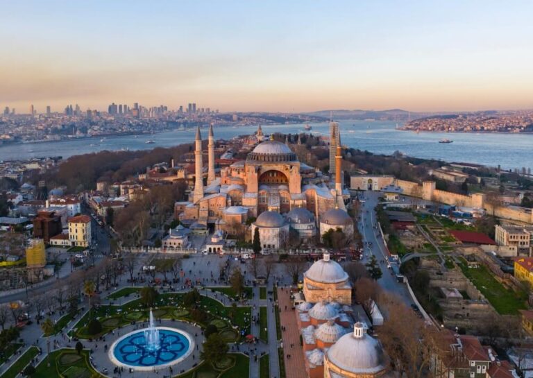 Vista panorámica de la Basílica de Santa Sofía (Ayasofya Camii) y la Plaza Sultanahmet en Estambul.