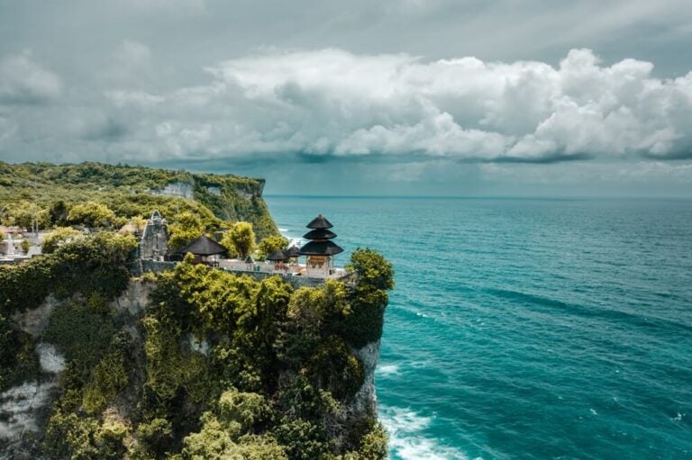 El templo de Uluwatu (conocido localmente como Pura Luhur Uluwatu) es uno de los templos hindúes más importantes y pintorescos de Bali, en Indonesia.