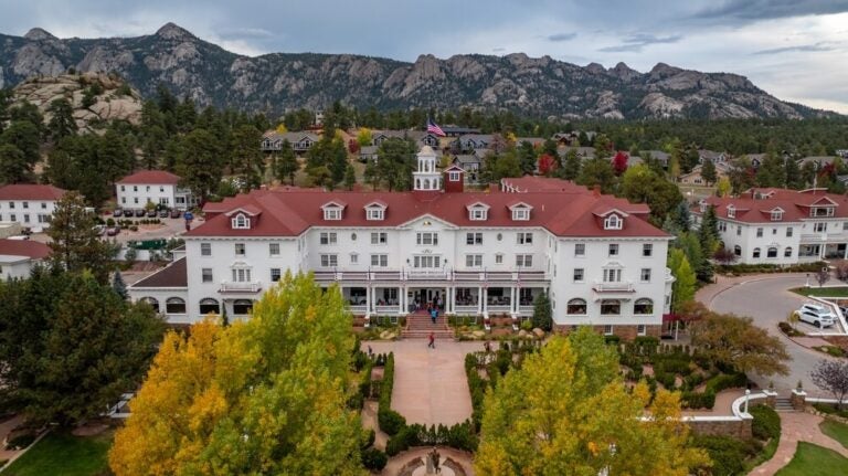 El Stanley Hotel en Estes Park, Colorado, celebra Halloween con eventos temáticos inspirados en El resplandor (The Shining) de Stephen King, recorridos paranormales y música en vivo