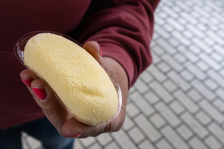Un Tokyo Banana es un pastelito esponjoso de origen japonés con forma de plátano, relleno de una suave crema de pudín o natilla de plátano.