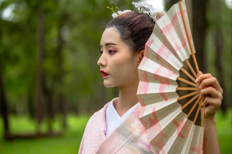 Puedes encontrar abanicos tradicionales japoneses plegables, rígidos o fijos.