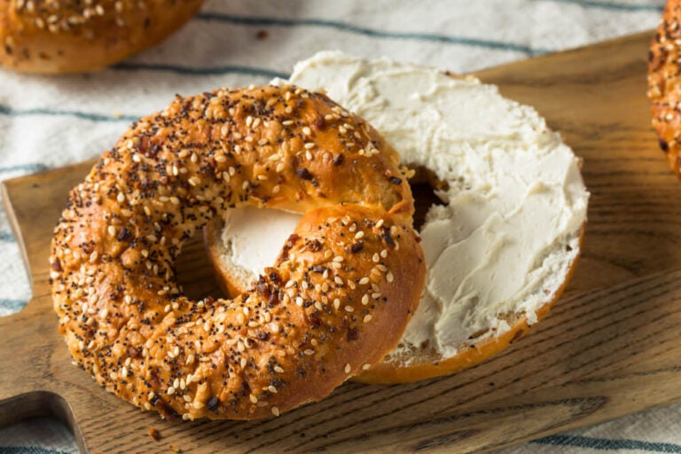 Bagel con queso crema.