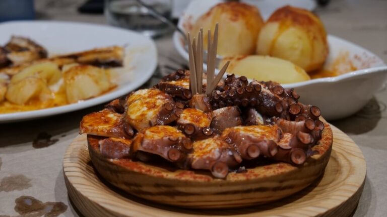 También puedes conseguir en el mercado de la Plaza de María Pita un delicioso pulpo á feira, representativo de la comida gallega