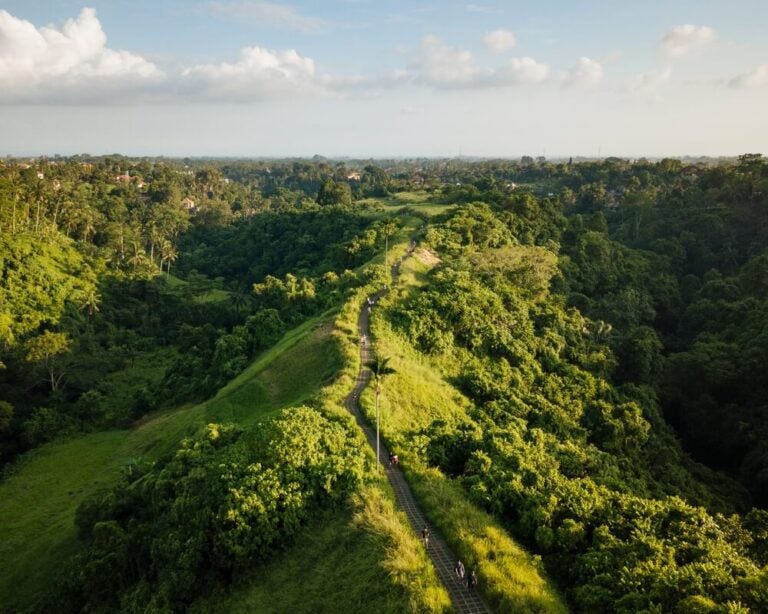 El Paseo de la cresta de Campuhan es un sendero peatonal gratuito que ofrece vistas panorámicas de colinas verdes y valles fluviales.