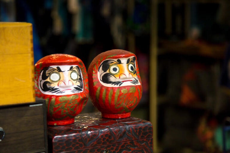 Un daruma simboliza la perseverancia, la buena suerte y el cumplimiento de metas.