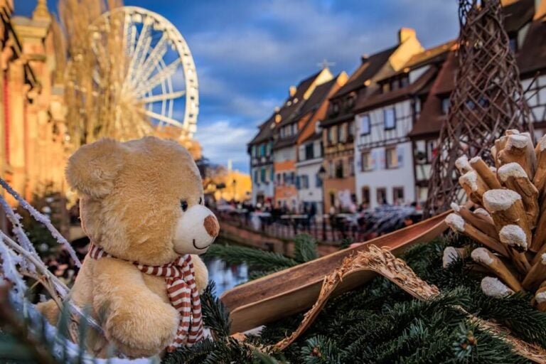 Petite France destaca por sus casas tradicionales de estilo entramado, sus canales y sus puentes decorados con una intensa iluminación festiva, guirnaldas y adornos navideños.