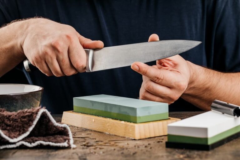 Los cuchillos de cocina japoneses son mundialmente reconocidos por su precisión extrema, ligereza y la dureza de su acero.