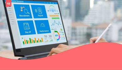 Persona trabajando con un software de gestión internacional de recursos humanos que muestra datos de contratación, nóminas y rendimiento de empleados.