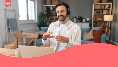 Empleado participando en una videollamada desde casa como parte del proceso de incorporación remota de empleados.