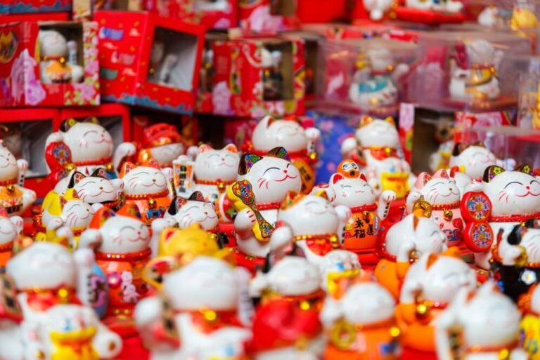 El Maneki-neko es un famoso amuleto tradicional japonés que simboliza la buena suerte, la fortuna, la prosperidad y la protección.
