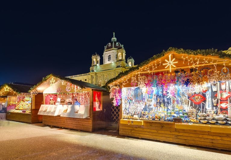 Los mercados navideños de Viena ofrecen artesanías, comidas tradicionales y el clásico Glühwein (vino especiado) para una experiencia única.